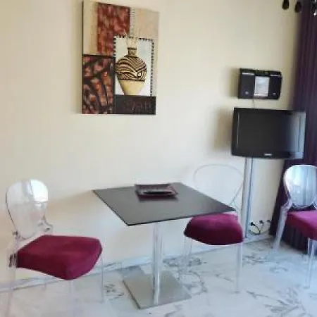 Stylish One Bedroom In Just Off The Croisette And Near Beaches - 680 Apartment Cannes