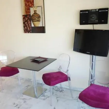Stylish One Bedroom In Just Off The Croisette And Near Beaches - 680 Apartment Cannes