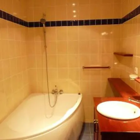 Stylish One Bedroom In Just Off The Croisette And Near Beaches - 680 Cannes